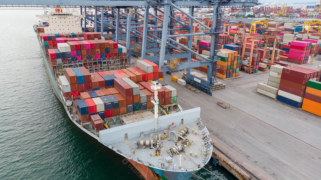 Antena do navio porta-contentores de carga sob o conceito de transporte de serviço de importação e exportação de carga de grande guindaste.