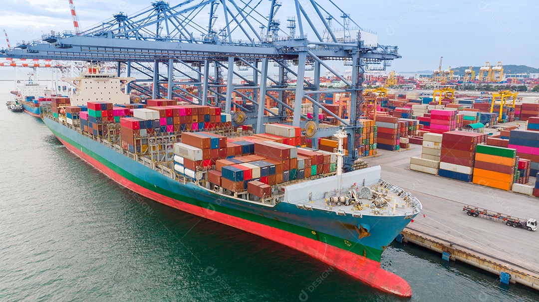 Antena do navio porta-contentores de carga sob o conceito de transporte de serviço de importação e exportação de carga de grande guindaste.