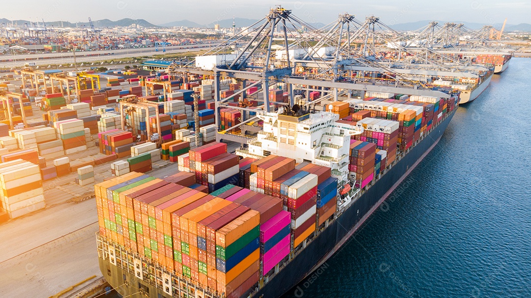 navio porta-contentores de carga que empresta guindaste de carga no conceito de porto de pátio de terminal internacional transporte de mercadorias por navio ao nascer do sol.