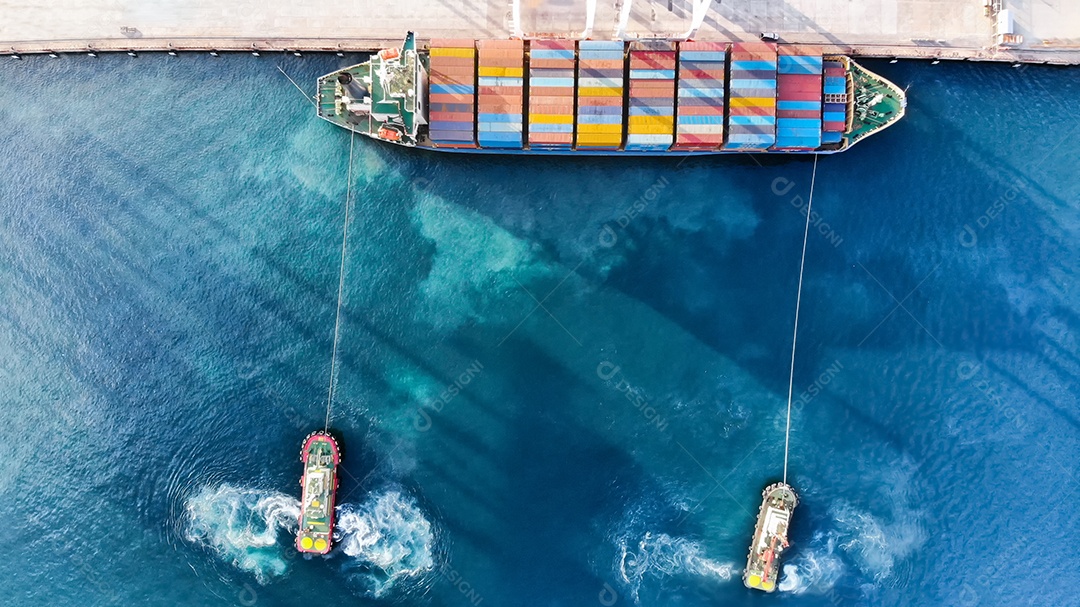 O navio porta-contentores de carga foi arrastado por rebocador no terminal internacional de carga do porto de importação e exportação, serviço de logística e conceito de transporte.