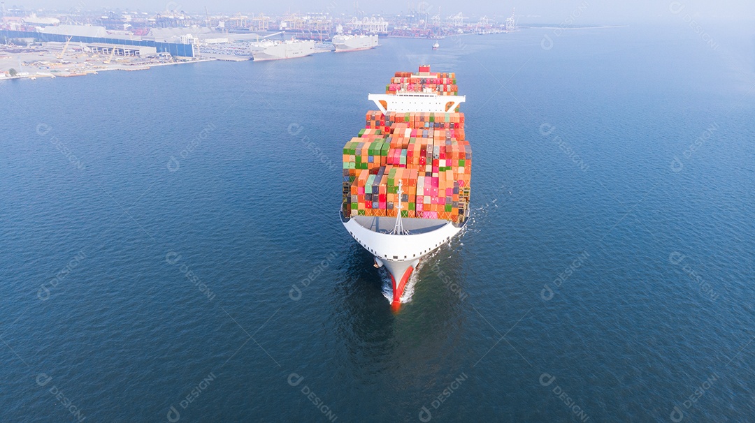 Navio porta-contentores de carga correndo perto do terminal internacional de carga do porto de importação e exportação, serviço logístico e conceito de transporte.