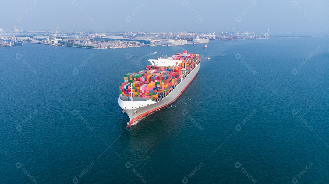 Navio porta-contentores de carga correndo perto do terminal internacional de carga do porto de importação e exportação, serviço logístico e conceito de transporte.