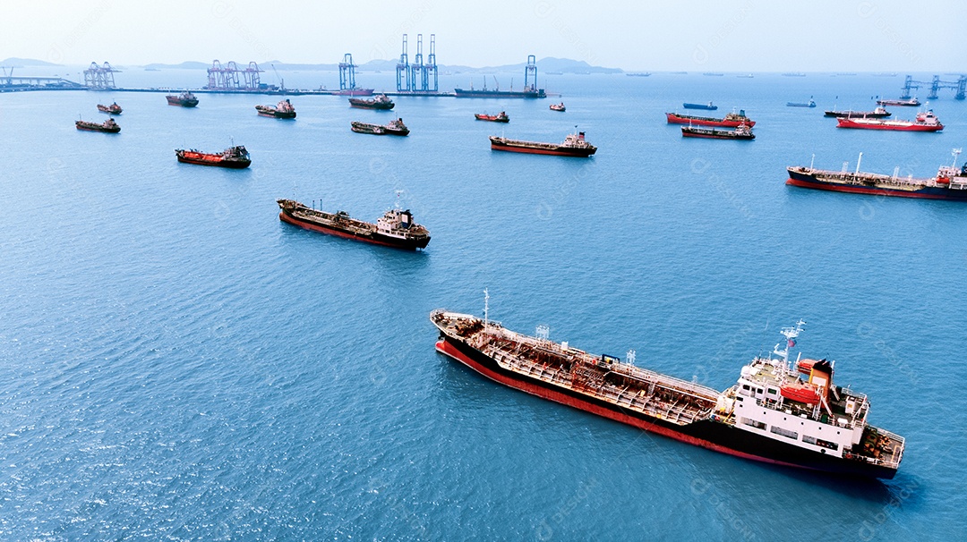 Vista aérea do navio de gás GLP para revendedor de exportação de importação e serviço perto do porto marítimo internacional da doca de carga.