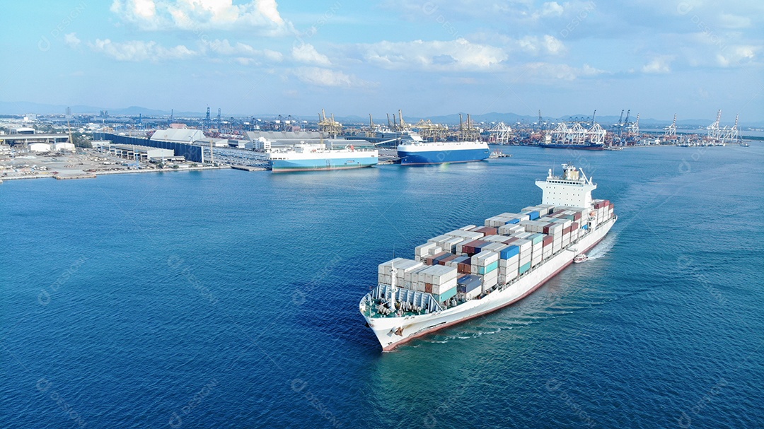 Antena do navio de carga branco transportando contêiner e correndo para exportação e importação de mercadorias do porto do pátio de carga para outro navio de transporte de carga conceito oceano no fundo do mar azul.