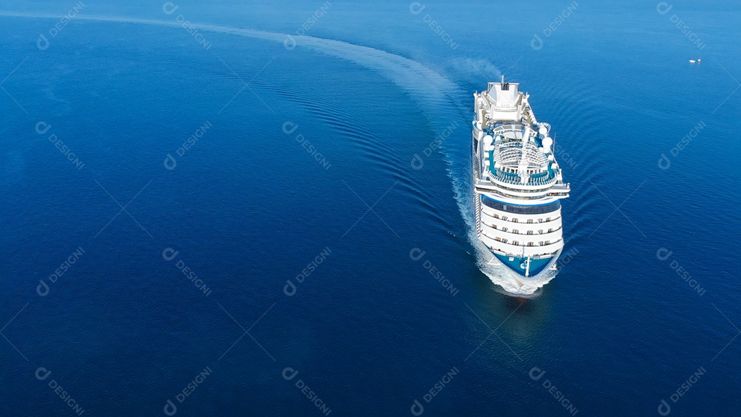 Vista aérea do belo navio de cruzeiro branco acima do cruzeiro de luxo no oceano oceano conceito turismo viagens de férias tirar férias no verão.