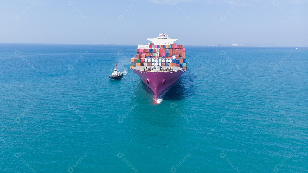 Antena de navio de carga transportando contêiner e correndo para mercadorias de exportação do porto de pátio de carga para outro navio de transporte de frete de conceito oceânico.