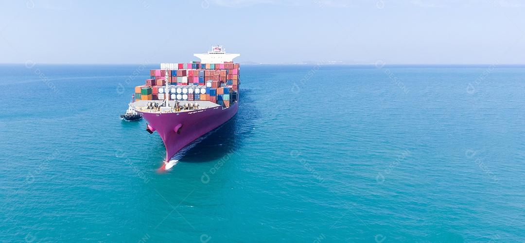 Antena de navio de carga transportando contêiner e correndo para mercadorias de exportação do porto de pátio de carga para outro navio de transporte de frete de conceito oceânico.