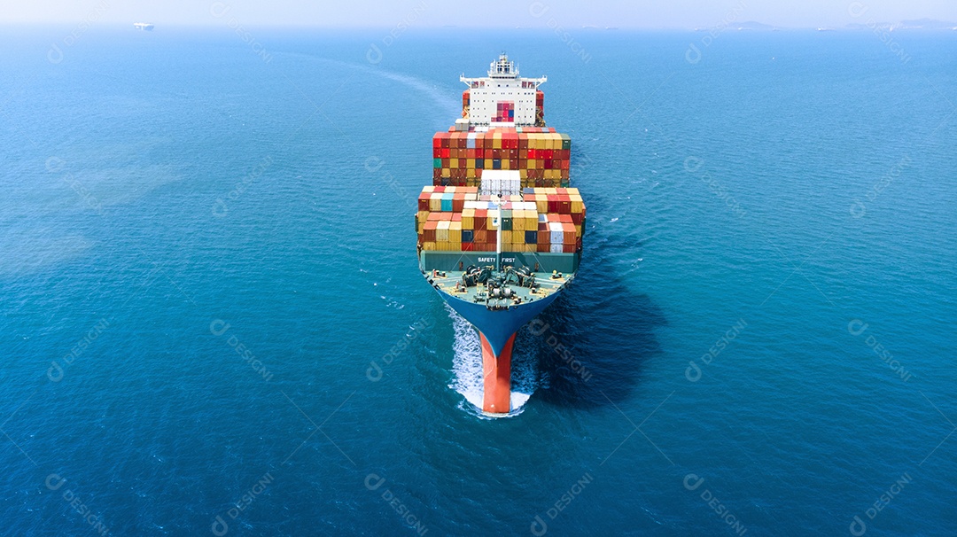 Frente aérea do navio de carga transportando contêiner e correndo para mercadorias de exportação do porto de pátio de carga para o conceito de transporte marítimo personalizado por navio.