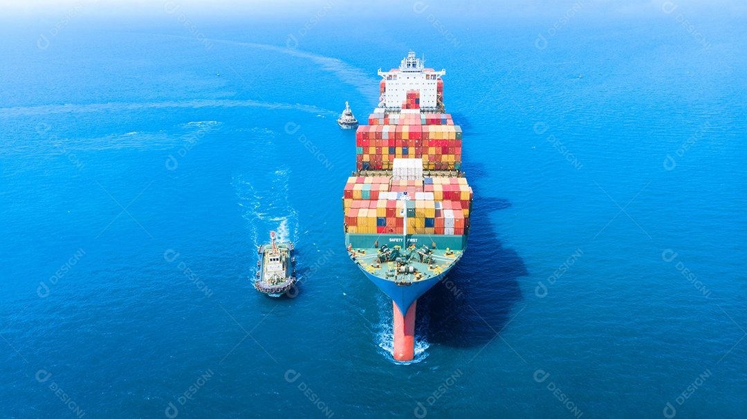 Frente aérea do navio de carga transportando contêiner e correndo para mercadorias de exportação do porto de pátio de carga para o conceito de transporte marítimo personalizado por navio.