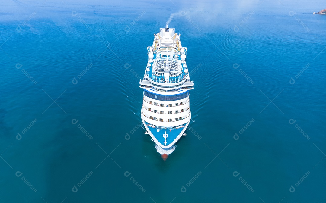 Vista aérea do belo navio de cruzeiro branco acima do cruzeiro de luxo no oceano oceano conceito turismo viagens de férias tirar férias no verão.