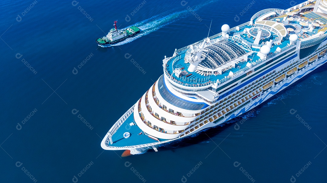 Vista aérea do belo navio de cruzeiro branco acima do cruzeiro de luxo no oceano oceano conceito turismo viagens de férias tirar férias no verão.