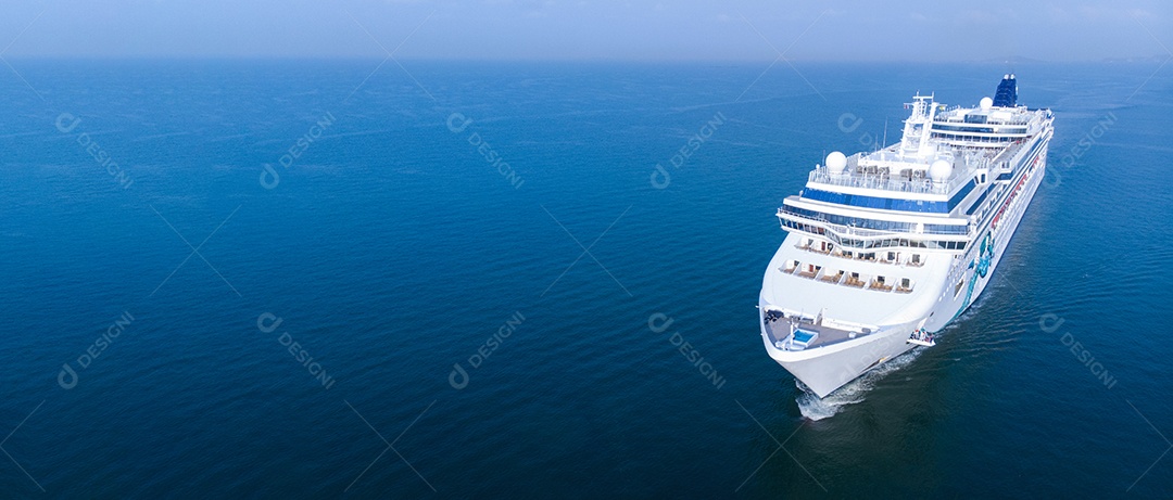 Vista aérea do belo navio de cruzeiro branco acima do cruzeiro de luxo no oceano oceano conceito turismo viagens de férias tirar férias no verão.