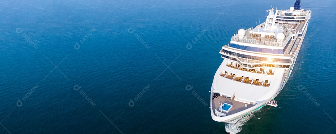 Vista aérea do belo navio de cruzeiro branco acima do cruzeiro de luxo no oceano oceano conceito turismo viagens de férias tirar férias no verão.