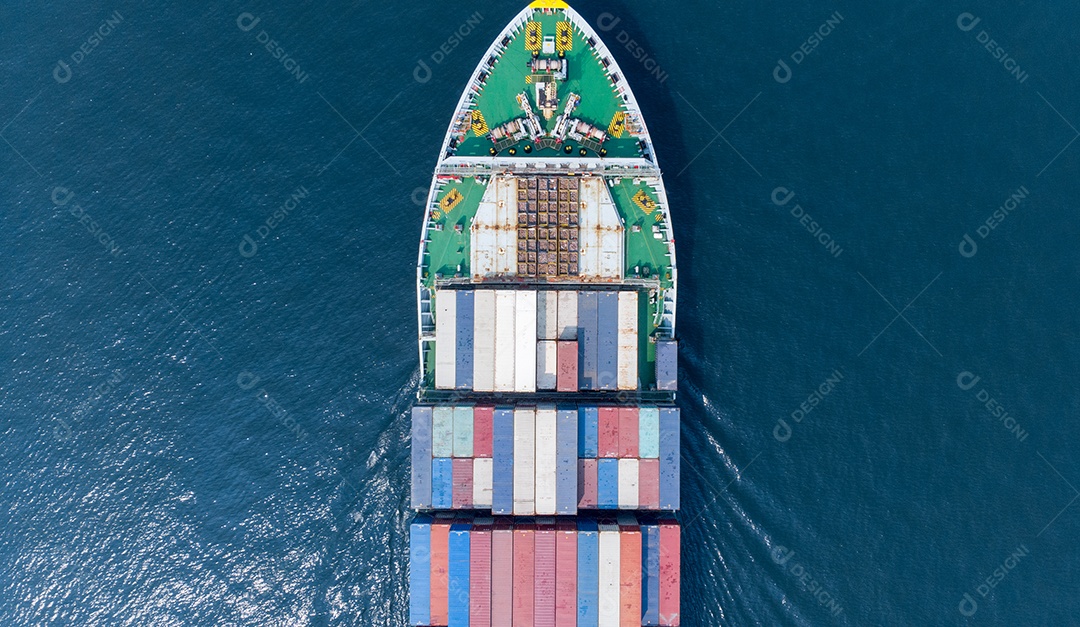 Antena de contêiner de transporte de navio de carga com rebocador trabalhando perto e funcionando para mercadorias de exportação do porto de pátio de carga para transporte de frete de conceito marítimo personalizado por navio.