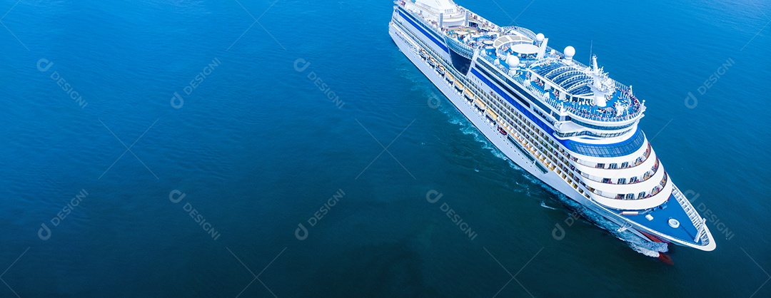 Vista aérea do belo navio de cruzeiro branco acima do cruzeiro de luxo no oceano oceano conceito turismo viagens de férias tirar férias no verão.
