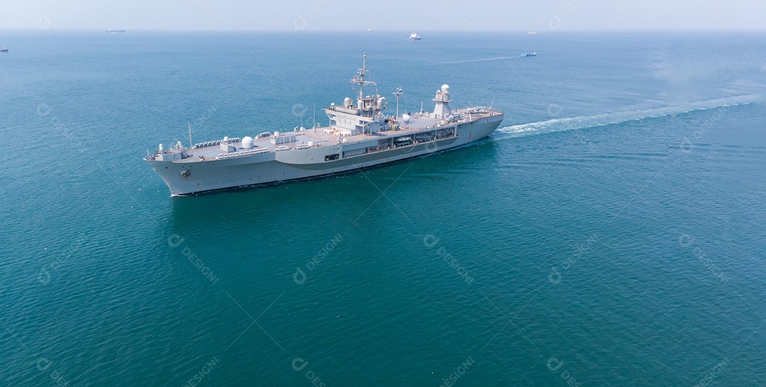 Navio de batalha nuclear, patrulha de porta-aviões da marinha militar ao redor do porto.