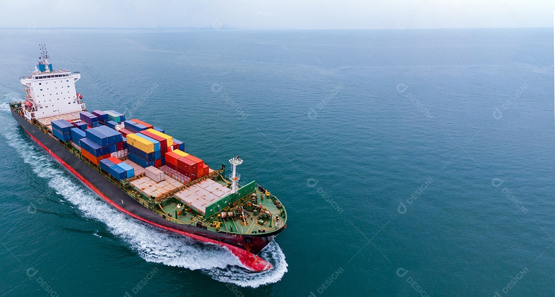 Antena de navio de carga transportando contêiner com conceito de tecnologia de manutenção de linha do porto de pátio de carga para outro navio de transporte de carga conceito oceânico no fundo do mar azul.