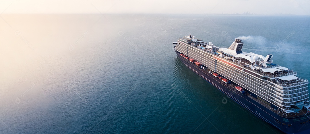 Vista aérea do belo navio de cruzeiro branco e preto acima do cruzeiro de luxo no oceano oceano conceito turismo viagens de férias tirar férias no verão.