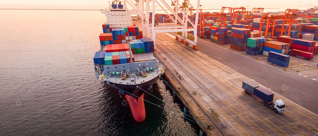 Guindaste emprestando contêiner de carga para navio porta- contêineres no internato.