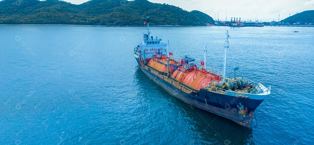 Vista aérea do navio de gás GLP perto de ilha e montanha.