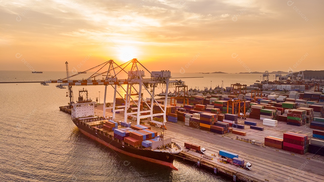 Guindaste emprestando contêiner de carga para navio porta- contêineres no internato.