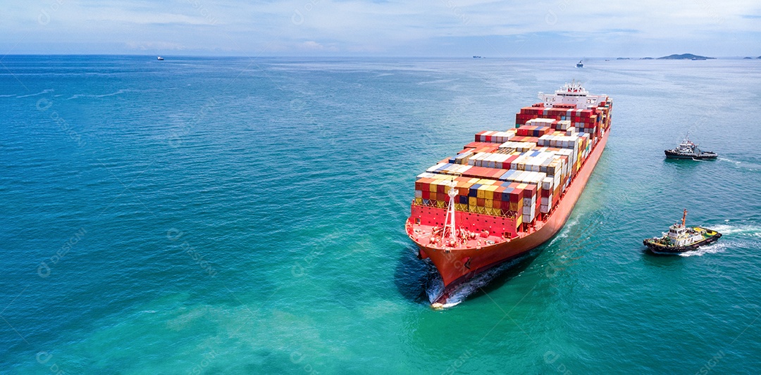 Aérea na frente do navio de carga transportando contêiner e sagacidade.