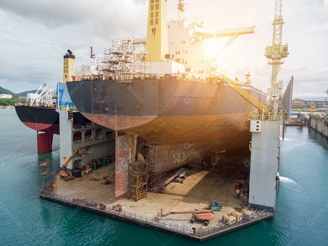 Navio porta- contentores de carga com hélice em doca seca para manutenção.