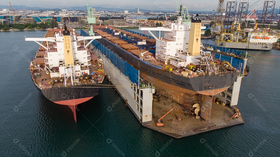 Navio porta- contentores de carga com hélice em doca seca para manutenção.