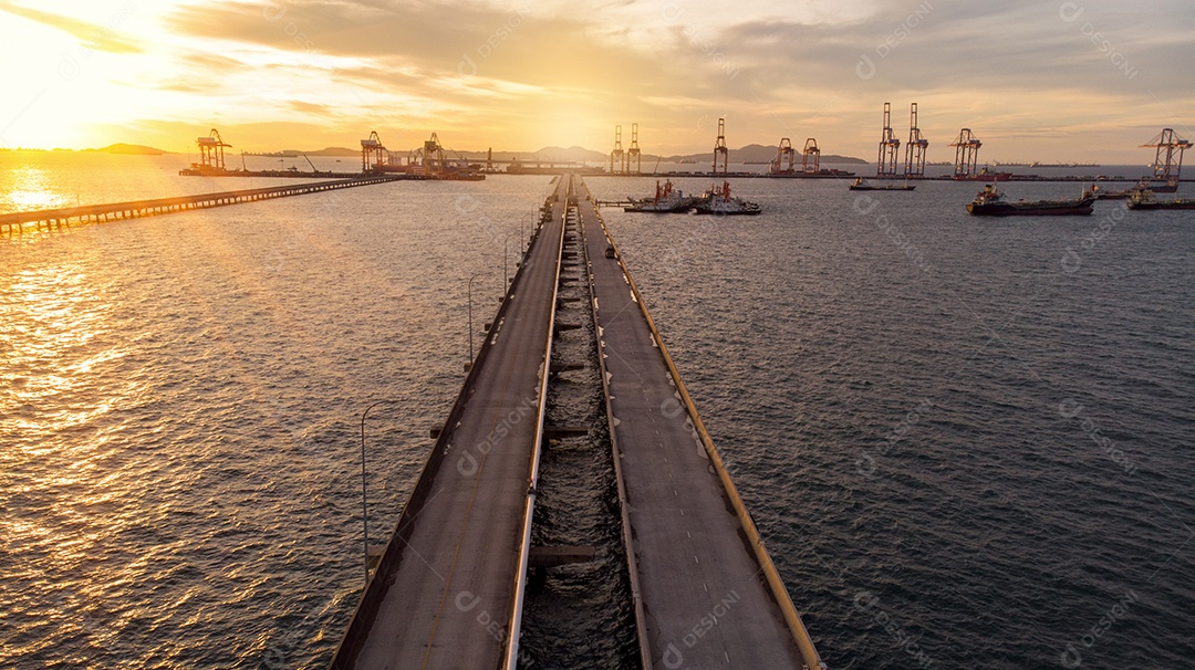 Vista aérea da ponte para carga de importação de exportação para guindaste no sol.