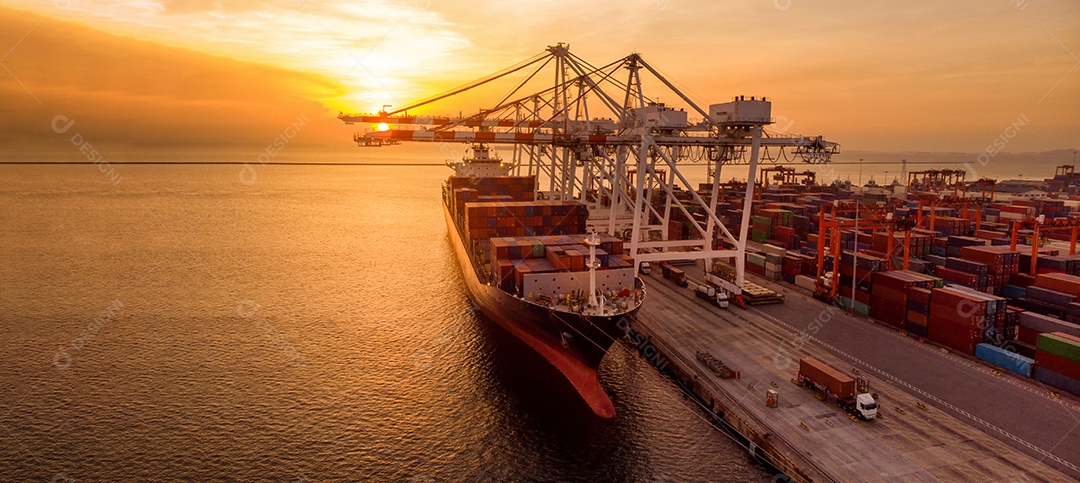 Guindaste carregando contêiner de carga para navio porta- contêineres.