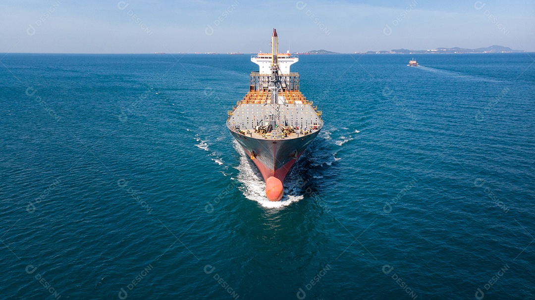Vista aérea do contêiner de carga vazio marítimo no mar azul.