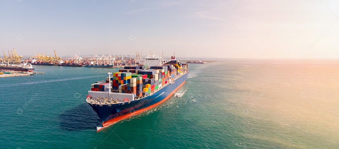 Vista lateral aérea do navio de carga transportando contêiner e correndo.