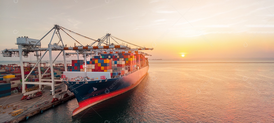 Guindaste carregando contêiner de carga para navio porta- contentores.