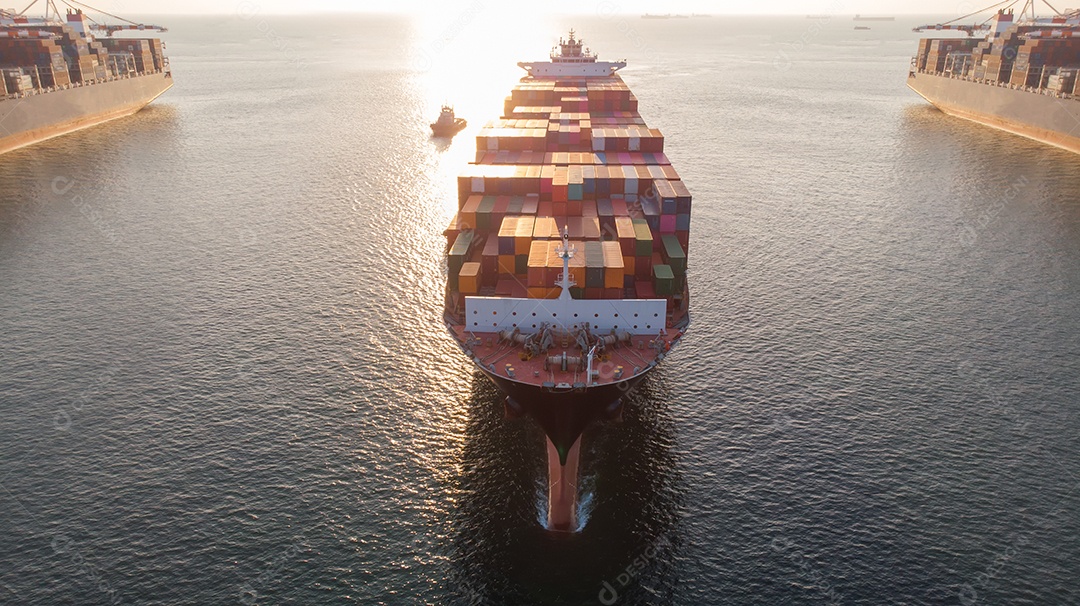 Aérea na frente do navio de carga transportando contêiner e correndo.