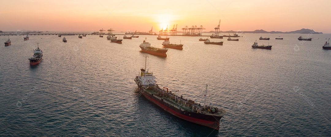 Vista aérea do navio de gás para revendedor e serviço de exportação de importação.