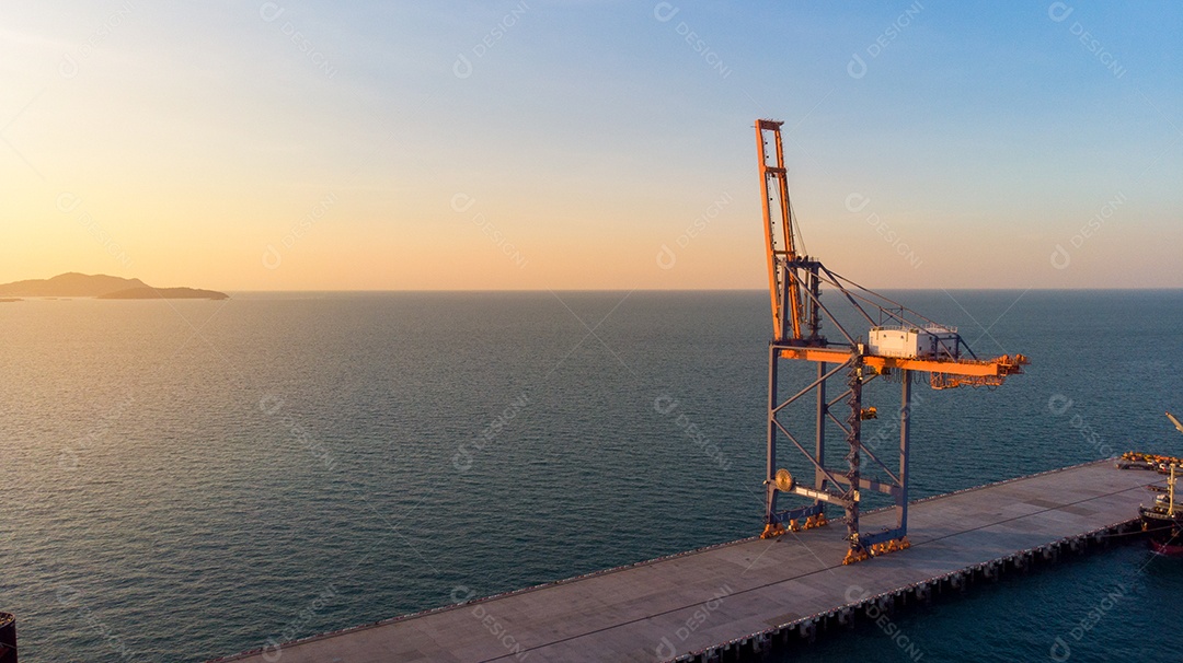 Guindaste de carga de contêiner de vista aérea na doca rodoviária, lojista inteligente.