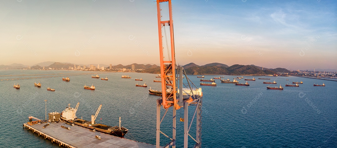 Guindaste de carga de contêiner de vista aérea na doca rodoviária e muitos navios