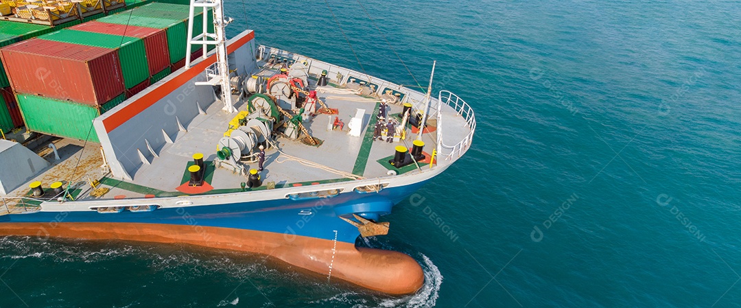 Vista lateral aérea de perto do navio de carga inteligente transportando contêiner.