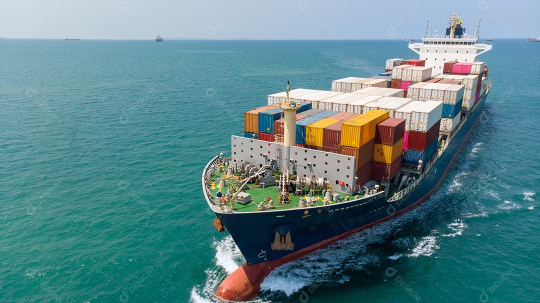 Vista lateral aérea do navio de carga inteligente transportando contêiner.