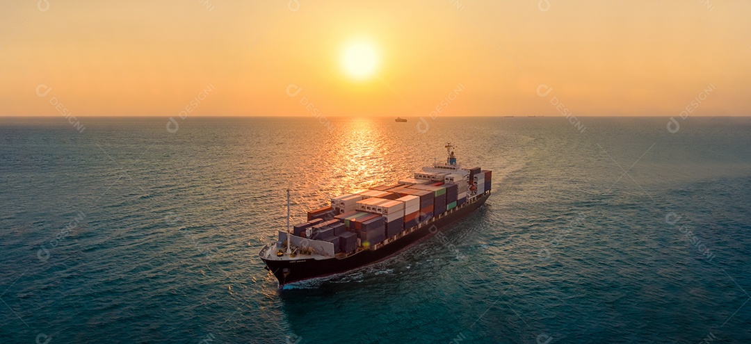 Navio porta- contentores de carga inteligente ao pôr do sol importação exportação container.