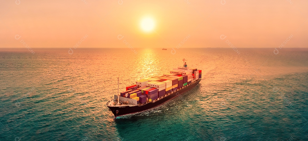Navio porta- contentores de carga inteligente ao pôr do sol importação exportação container.