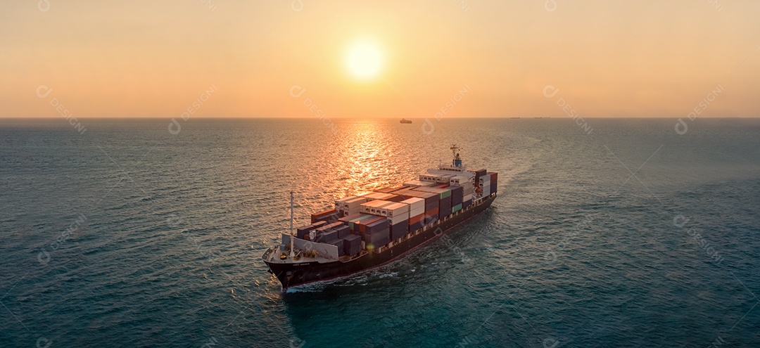 Navio porta -contentores de carga inteligente ao pôr do sol importação exportação container.