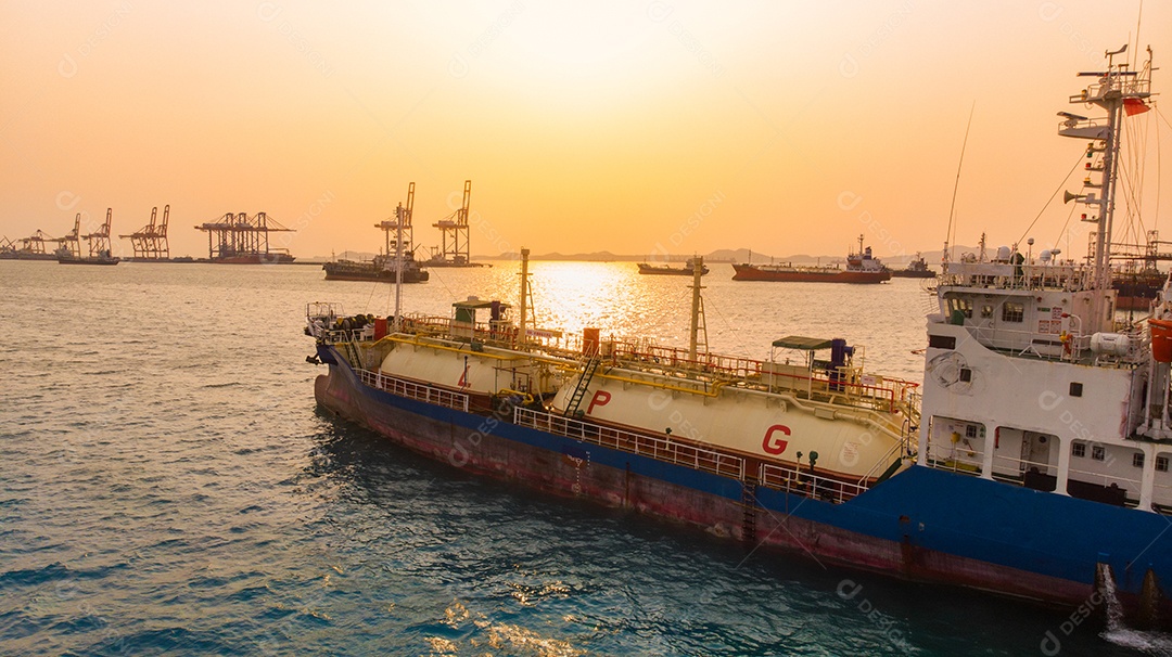 Vista aérea do navio de gás GLP para um revendedor de importação e exportação.