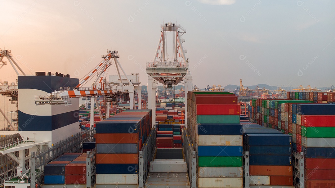 Guindaste emprestando contêiner de carga para navio porta- contêineres no internato.