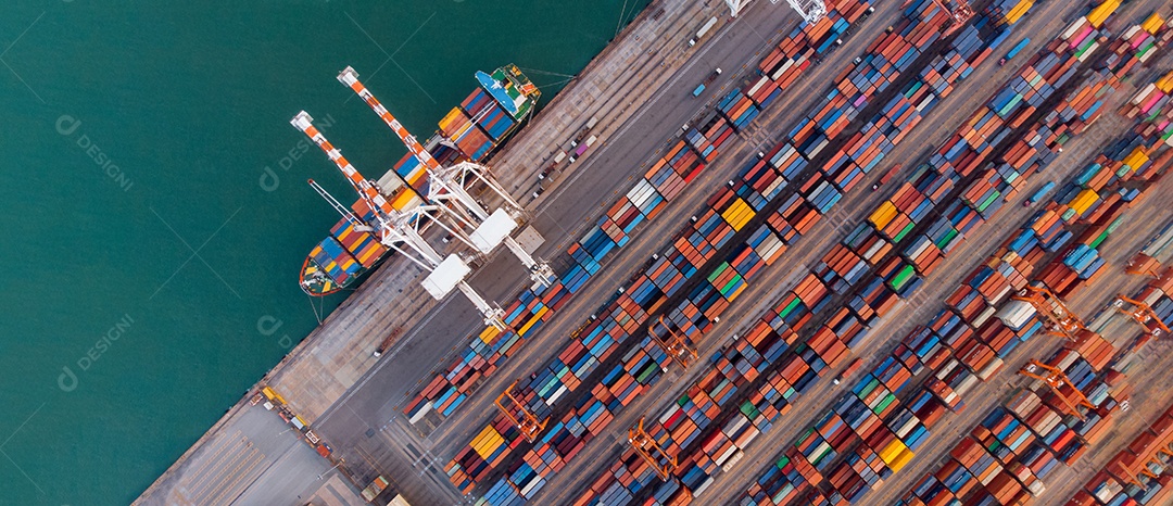 Guindaste inteligente emprestando contêiner de carga para navio porta- contêineres no interior.