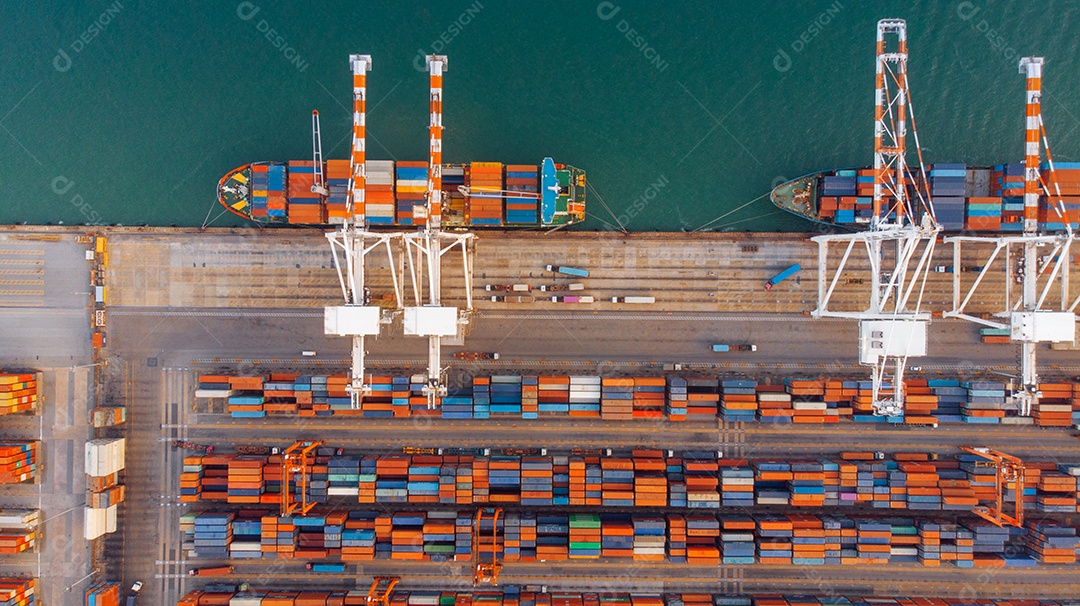 Guindaste inteligente emprestando contêiner de carga para navio porta- contêineres no interior.