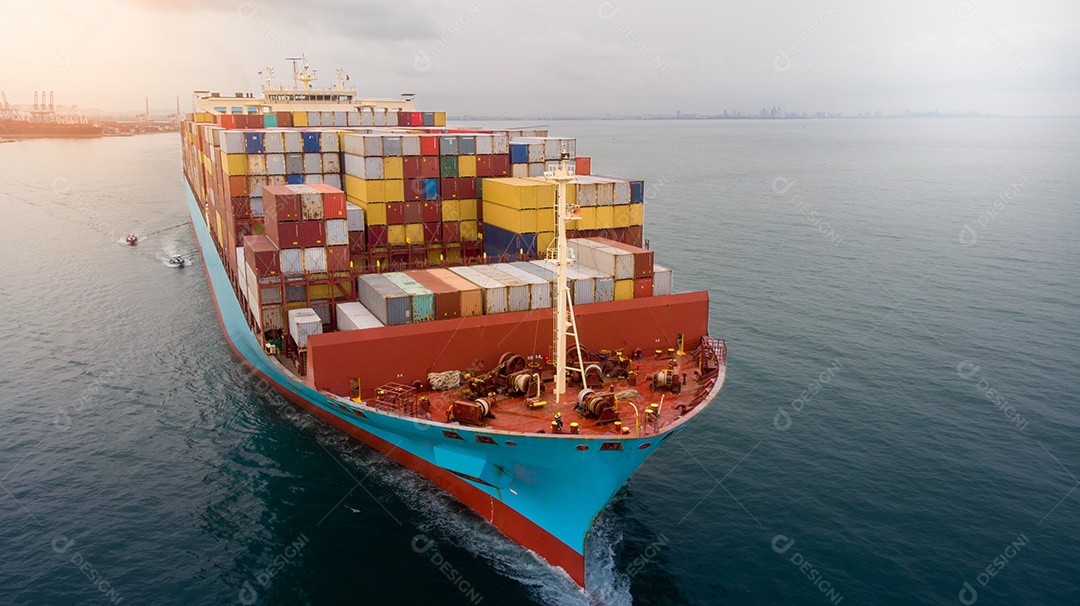 Aérea em frente ao navio de carga inteligente transportando contêiner.