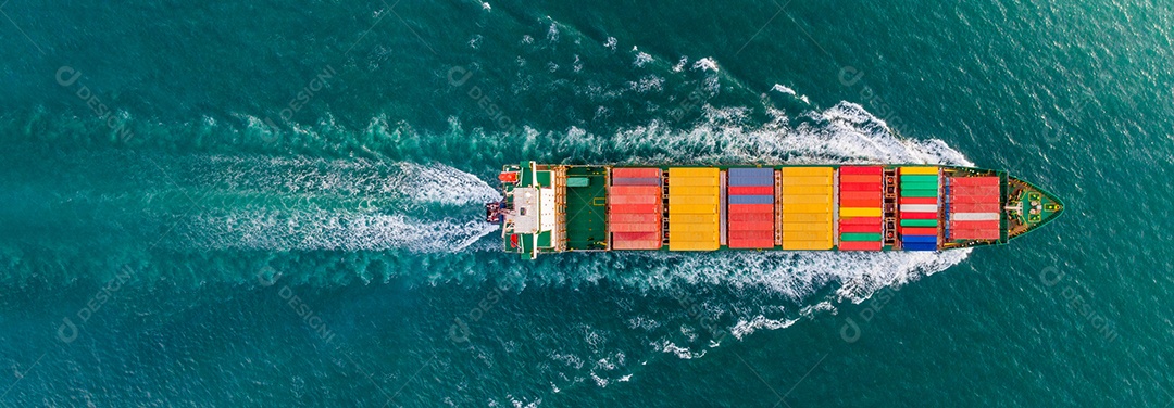 Navio porta-contentores de carga em doca seca para serviço de manutenção em fundo de tempestade vermelha.