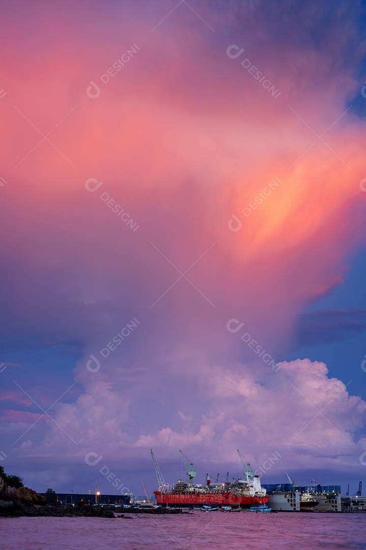 Navio porta- contentores de carga em doca seca para serviço de manutenção em fundo de tempestade vermelha..