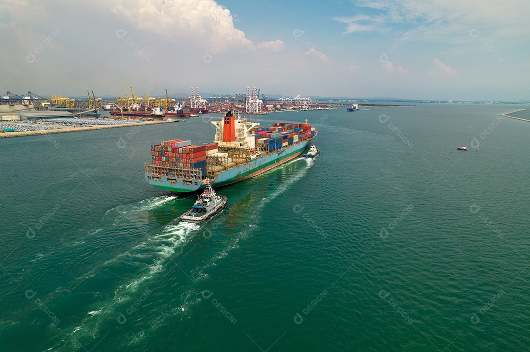 Aérea na frente do navio de carga transportando contêiner e sagacidade.